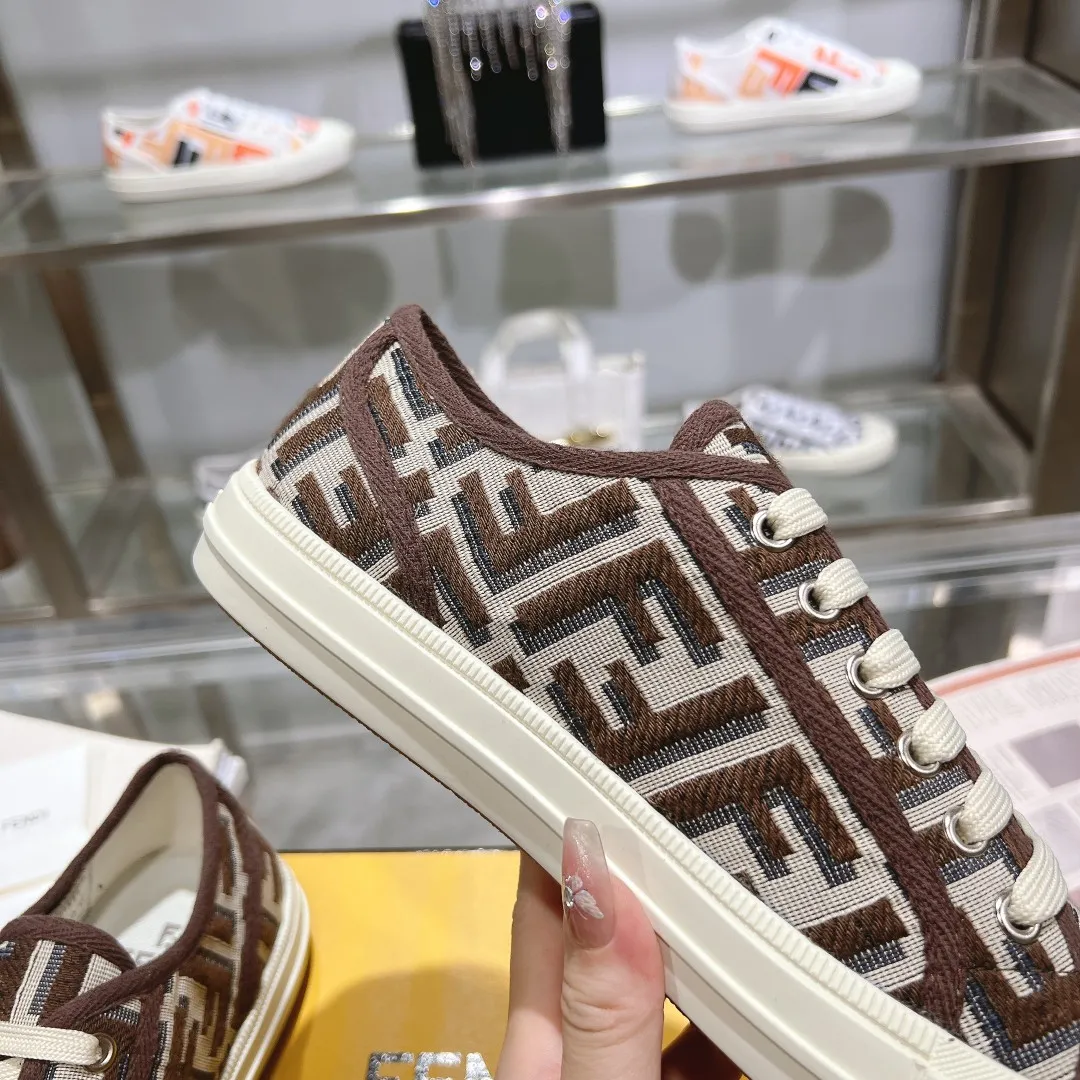 Couple style 💰460❤️Fendi Fendi's latest couple canvas shoes ❑ Fabric: Original customized imported jacquard canvas material ❑ Inner lining: Imported canvas material ❑ Sole: Original molded non-slip TPU outsole ❑ Bottom thickness: 2.5cm ❑ Size: Women's 35-40/Men's 39-45